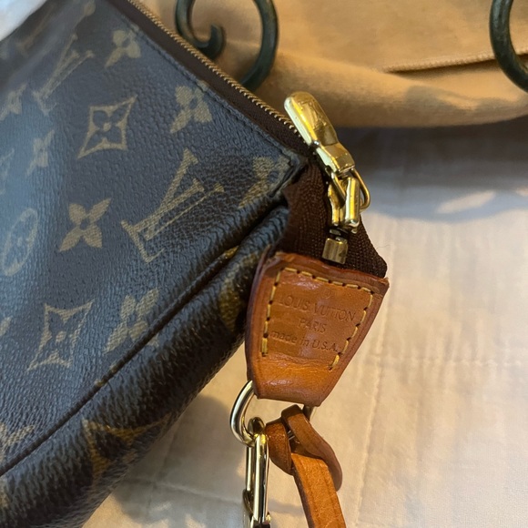 Louis Vuitton Monogrammed Wristlet “Pouchette” - Picture 8 of 9